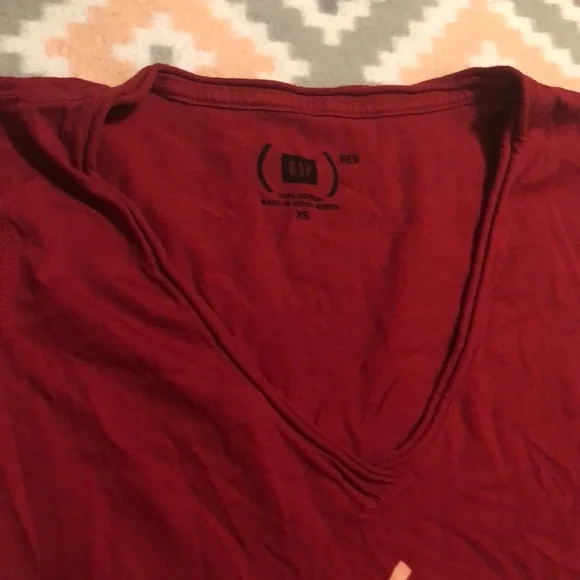 GAP Red “INSPI(RED)” Vneck Short Sleeve Top Size XS - Picture 3 of 9